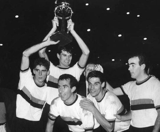 I giocatori dell'Inter alzano la Coppa Intercontinentale del 1964. Foto: Storie di Calcio