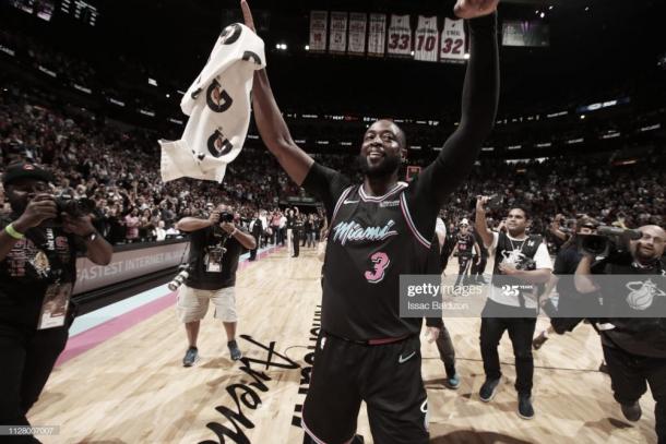 Wade celebra tras anotar el 'game-winner' contra los Warriors el 27 de febrero de 2019 | Foto: Isaac Balidzon, GettyImages