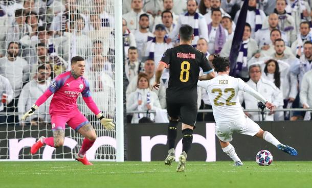 Isco crosses the ball to score against Ederson / Photo: UEFA