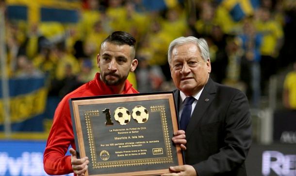 Isla é homenageado por 100 jogos pela seleção chilena (Foto: ANFP)