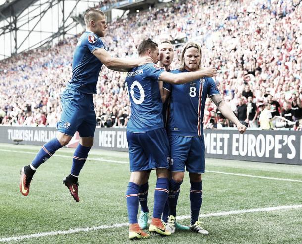 Islandia celebra el gol de Sigurdsson, máximo goleador del equipo en la Eurocopa, frente a Hungría | Foto: UEFA