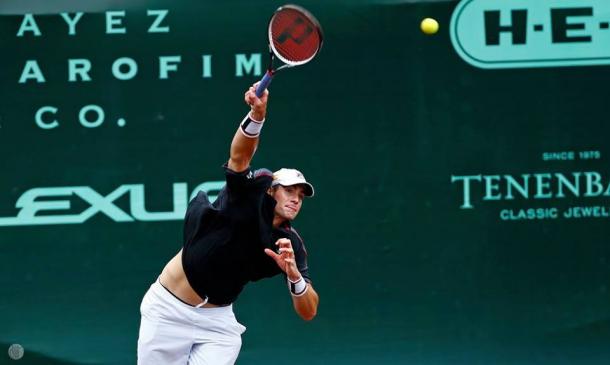 John Isner serves during the semifinals. Photo: Aaron M. Sprecher/ROCC