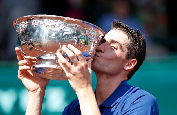 Isner kisses his US Clay Court Championship Trophy in 2013. Photo: Thomas Shea/The Chronicle 