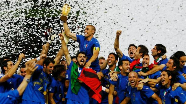 Cannavaro con la Copa del Mundial. Foto: UEFA.