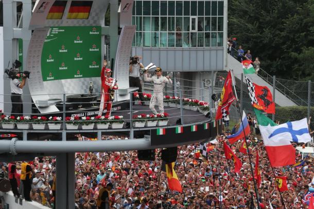 Com a tradicional invasão de pista dos tocedores em Monza, os pilotos celebraram no pódio (Foto: Divulgação/F1)