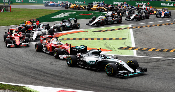 Rosberg tomou a ponta na largada, com Hamilton caindo para quinto (Foto: Mark Thompson/Getty Images)