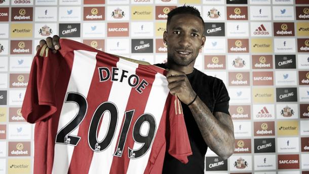 Above: Jermain Defoe signing his new contract at Sunderland AFC | Photo: safc.com