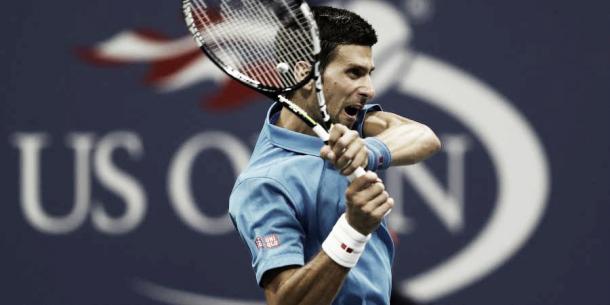 Novak Djokovic realizando un golpeo de revés | Fuente: Getty Images