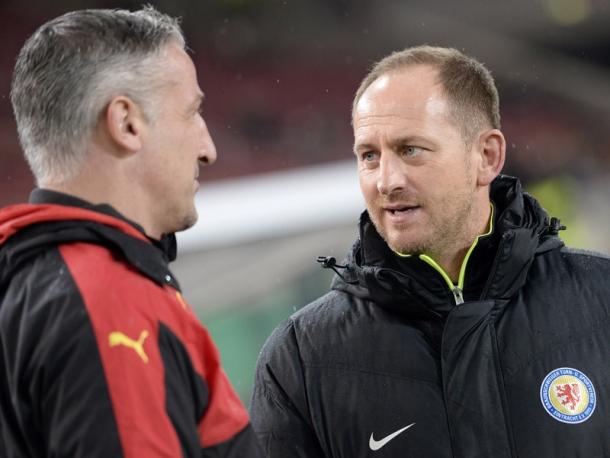 The two managers talk before the impressive match-up. (Image credit: kicker)