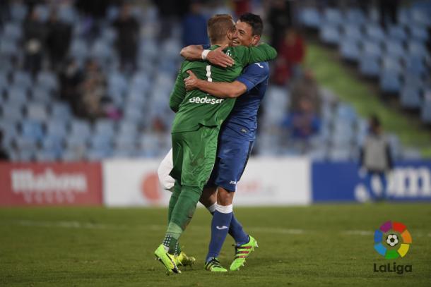Gorosito y Alberto se abrazan tras lograr la victoria ante el Valladolid en la jornada 19 | LaLiga