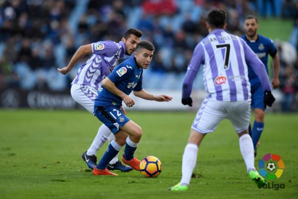 El futbolista malagueño conduce el balón contra el Valladolid | LaLiga