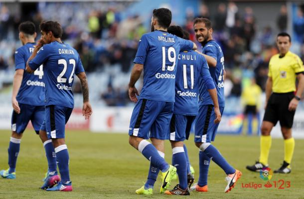 Mora celebra con rabia, junto a sus compañeros, un gol conseguido ante el Lugo en la jornada 31 | LaLiga