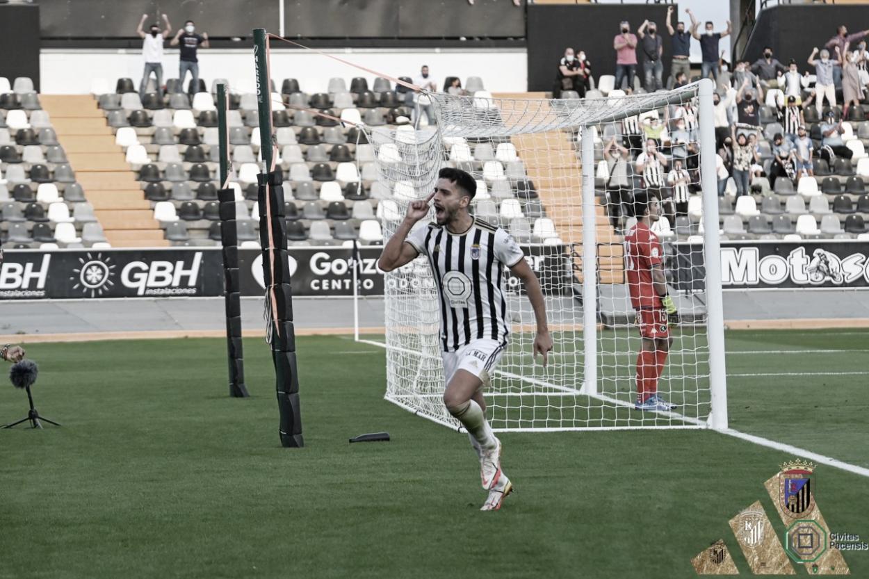 Gorka Pérez celebrando el segundo tanto frente a la Cultural y Deportiva Leonesa en el Nuevo Vvero// Foto: CD Badajoz