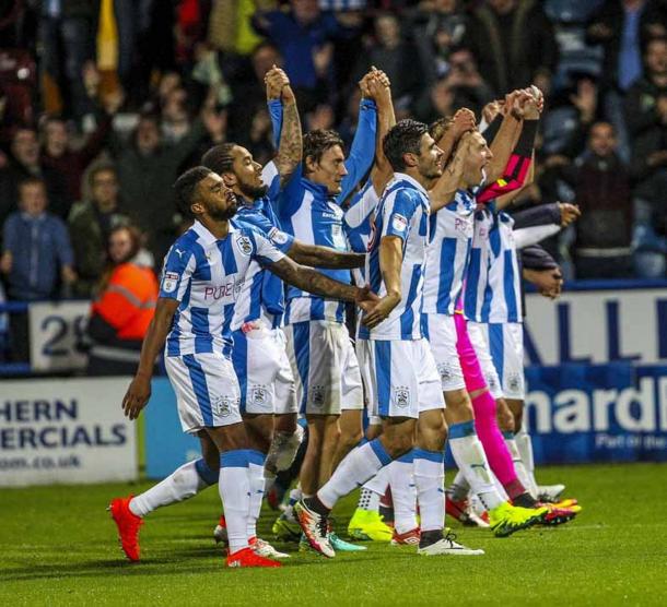 Los jugadores del Huddersfield celebrando otra victoria. Foto: Huddersfield Town