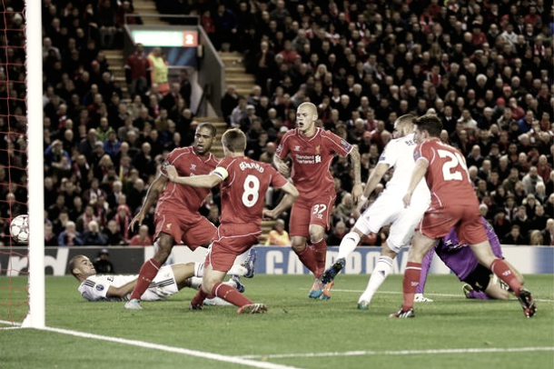 Karim Benzema haciendo uno de sus dos goles en Anfield | Foto: Real Madrid
