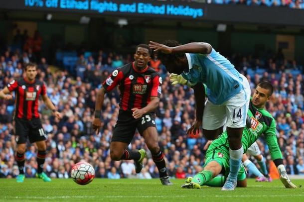 Bony salta il portiere nel match d'andata. Fonte: Reuters