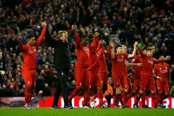 Klopp celebra con jugadores y afición en Anfield. Foto: Liverpool Echo