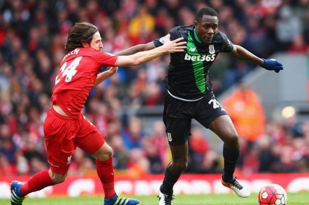 Allen disputa un balón con Imbula la pasada temporada en Anfield. Foto: Liverpool Echo