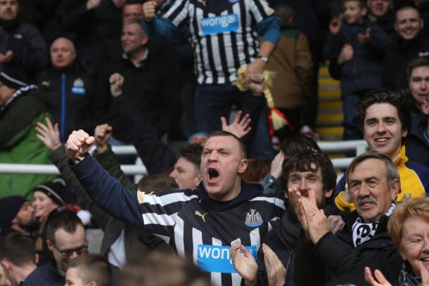 Los seguidores del Newcastle celebran la victoria ante el Swansea. Foto: Chronicle Live