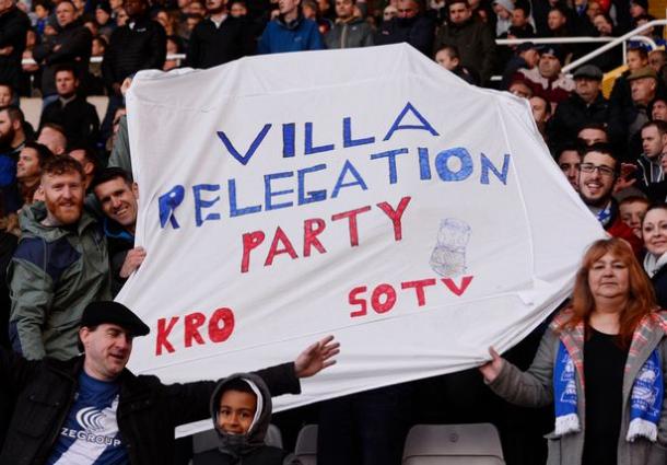Los aficionados del Birmingham burlándose del descenso del Villa. Foto: Birmingham Mail