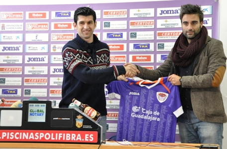 Jorge, a la derecha, en la presentación de Juanjo en el club alcarreño. | Foto: Deportivo Guadalajara