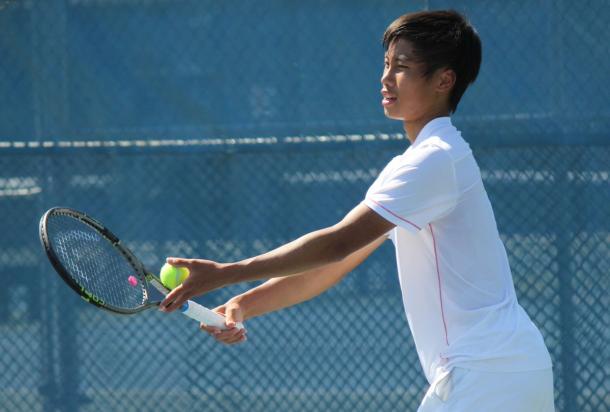 Jack Mingjie Lin prepares to hit a serve against Nicaise Muamba during the final of the 2016 U18 Rogers Junior National Championships. | Photo: Max Gao