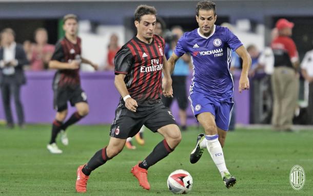 Bonaventura in azione contro Fabregas, twitter @acmilan