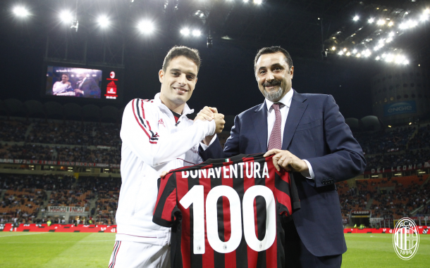 Bonaventura recebeu de Massimiliano Mirabelli, diretor esportivo do Milan, uma camisa comemorativa em alusão à centésima partida pela equipe (Foto: Divulgação/AC Milan)