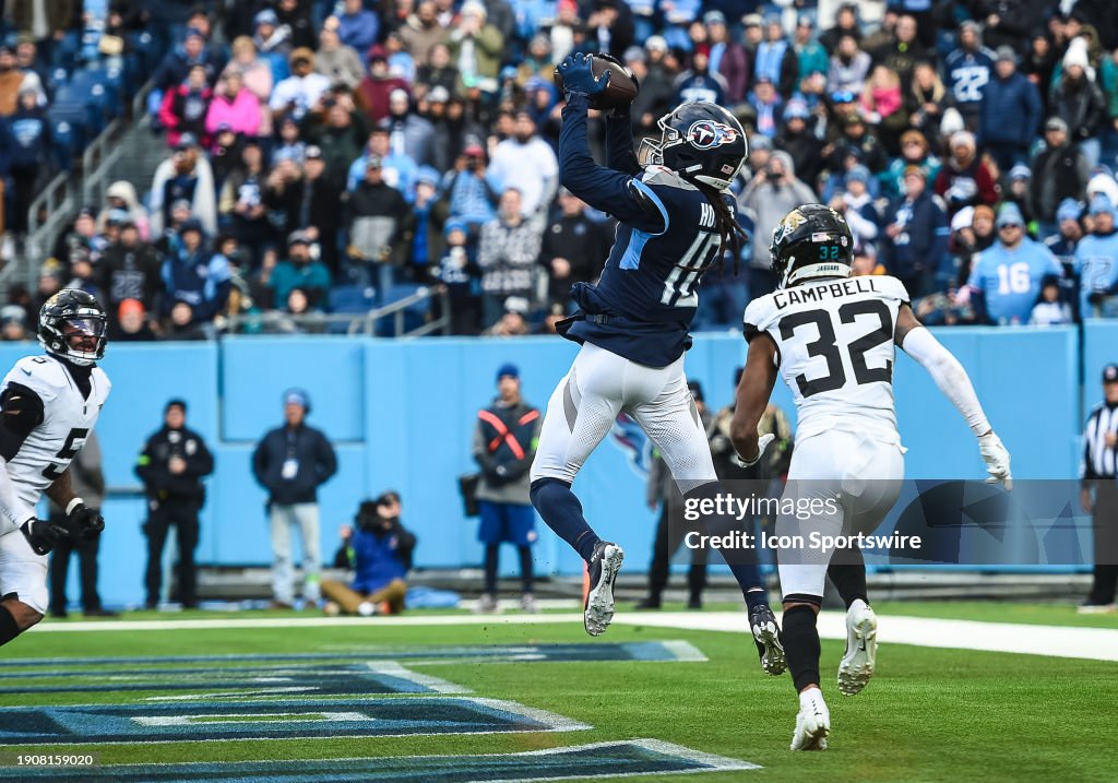 Tennessee Titans wide receiver DeAndre Hopkins (10) catches a touchdown pass during the NFL game between the Tennessee Titans and the Jacksonville Jaguars on January 7, 2024, at Nissan Stadium in Nashville, TN. (Photo by Bryan Lynn/Icon Sportswire via Getty Images)