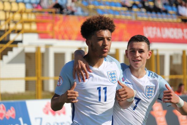 Jason Sancho (11) y Phil Foden (7) celebrando un gol | Foto: www.uefa.com