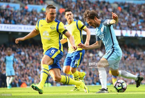 Everton’s defence look to stop David Silva. Photo: Getty Images - Alex Livesey