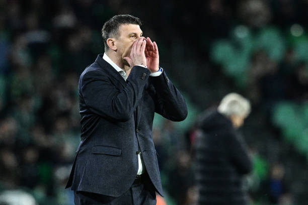 Jakirović dando indicaciones en el Villamarín / / Foto: Getty Images.