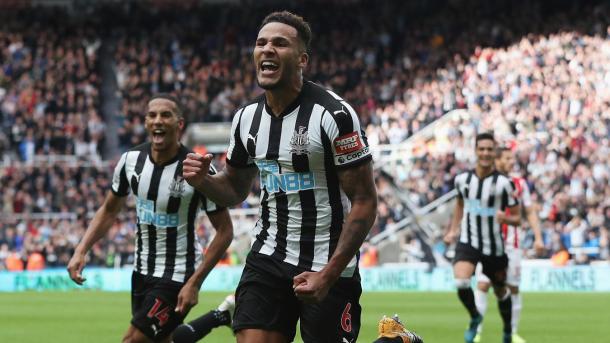Lascelles marcó dos goles en esta Premier | Foto: Premier League.