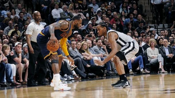 Kawhi Leonard (right) guards Lebron James (left) in a game in San Antonio (Getty Images)