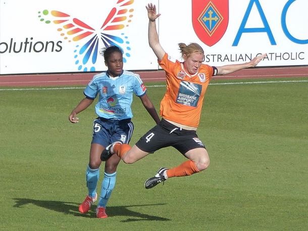 Spencer (left) challenges Clare Polkinghorne in the Australian W-League in 2014. She is playing for Melbourne City FC again this season. | Photo: Warren Major - Wikimedia Commons