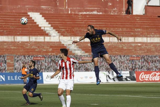 Remate de Javi Gómez en el encuentro de vuelta del play off de ascenso frente al Bilbao Athletic. Foto: UCAM Murcia.