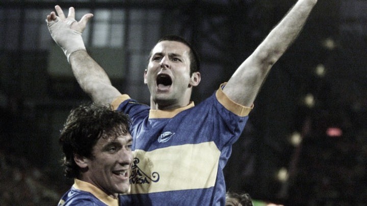 Javi Moreno celebra un gol en la Final de la UEFA de 2001