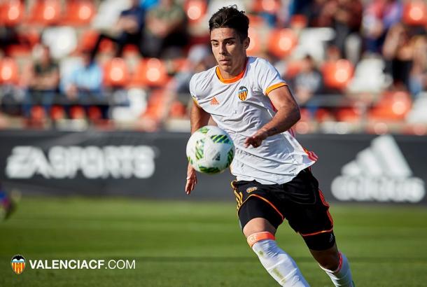 Javi Jiménez conduciendo un balón | Valencia CF