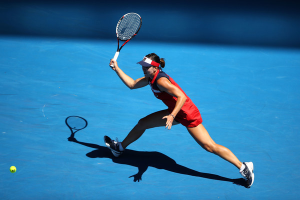 Jelena Jankovic reaches out for a shot at the Australian Open | Photo: Clive Brunskill/Getty Images AsiaPac