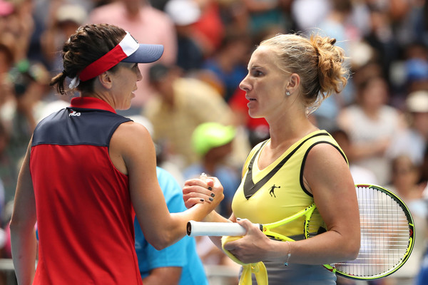 Both players meet at the net after the match | Photo: Scott Barbour/Getty Images AsiaPac