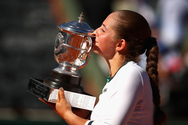 Jelena Ostapenko kisses the Coupe Suzanne Lenglen after her historic run to the French Open title aged just 20. | Photo: Clive Brunskill/Getty Images