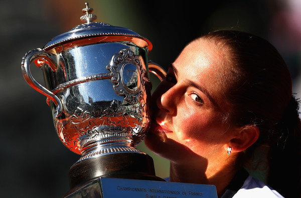 Jelena Ostapenko kisses her trophy | Photo: Clive Brunskill/Getty Images Europe