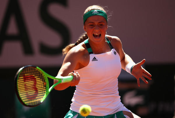 Jelena Ostapenko in action during the final, defeating Simona Halep in three tight sets | Photo: Julian Finney/Getty Images Europe