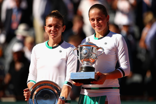 The finalists share a photo with their respective trophies after the final | Photo: Clive Brunskill/Getty Images Europe