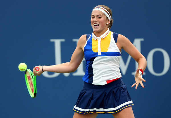  Jelena Ostapenko hits a forehand during her third-round match against Daria Kasatkina at the 2017 U.S. Open. | Photo: Al Bello/Getty Images