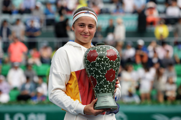 Jelena Ostapenko proudly posing alongside her Korea Open title | Photo: Chung Sung-Jun/Getty Images AsiaPac