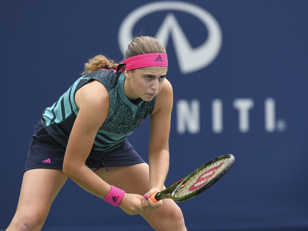 Jelena Ostapenko waits to receive a serve as she produces an incredible comeback from 0-3 15-40 down | Photo: Minas Panagiotakis/Getty Images North America