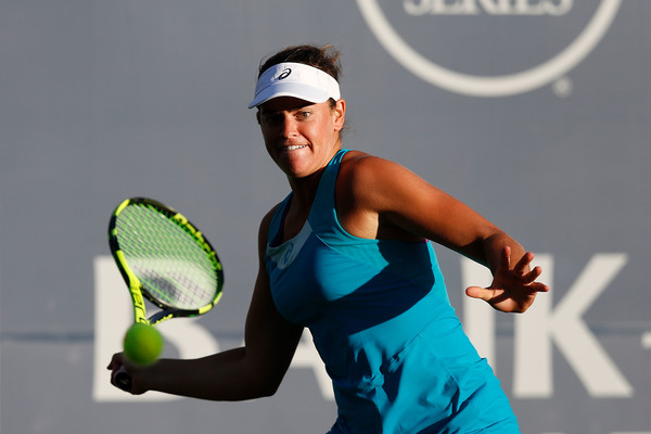 Jennifer Brady hits a forehand during her first-round match at the 2017 Bank of the West Classic. | Photo: Lachlan Cunningham/Getty Images