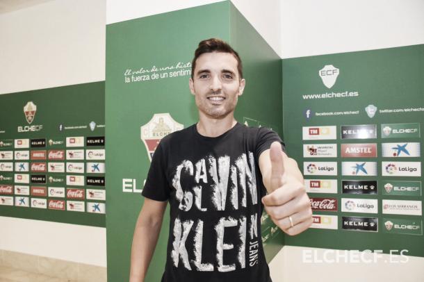 Jesús Garcia posando feliz despues de su renovación | Foto: Elche Futsal