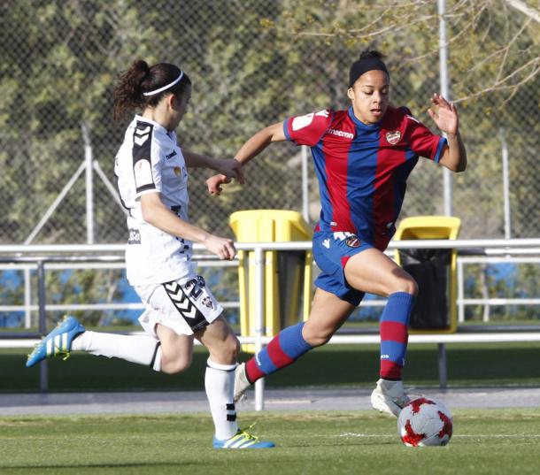 Jéssica Silva encarando a una rival del Albacete. Fuente: Levante UD.